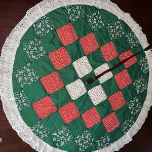 VINTAGE PATCHWORK QUILT 59” CHRISTMAS TREE SKIRT. RED GREEN WITH EYELET TRIM
